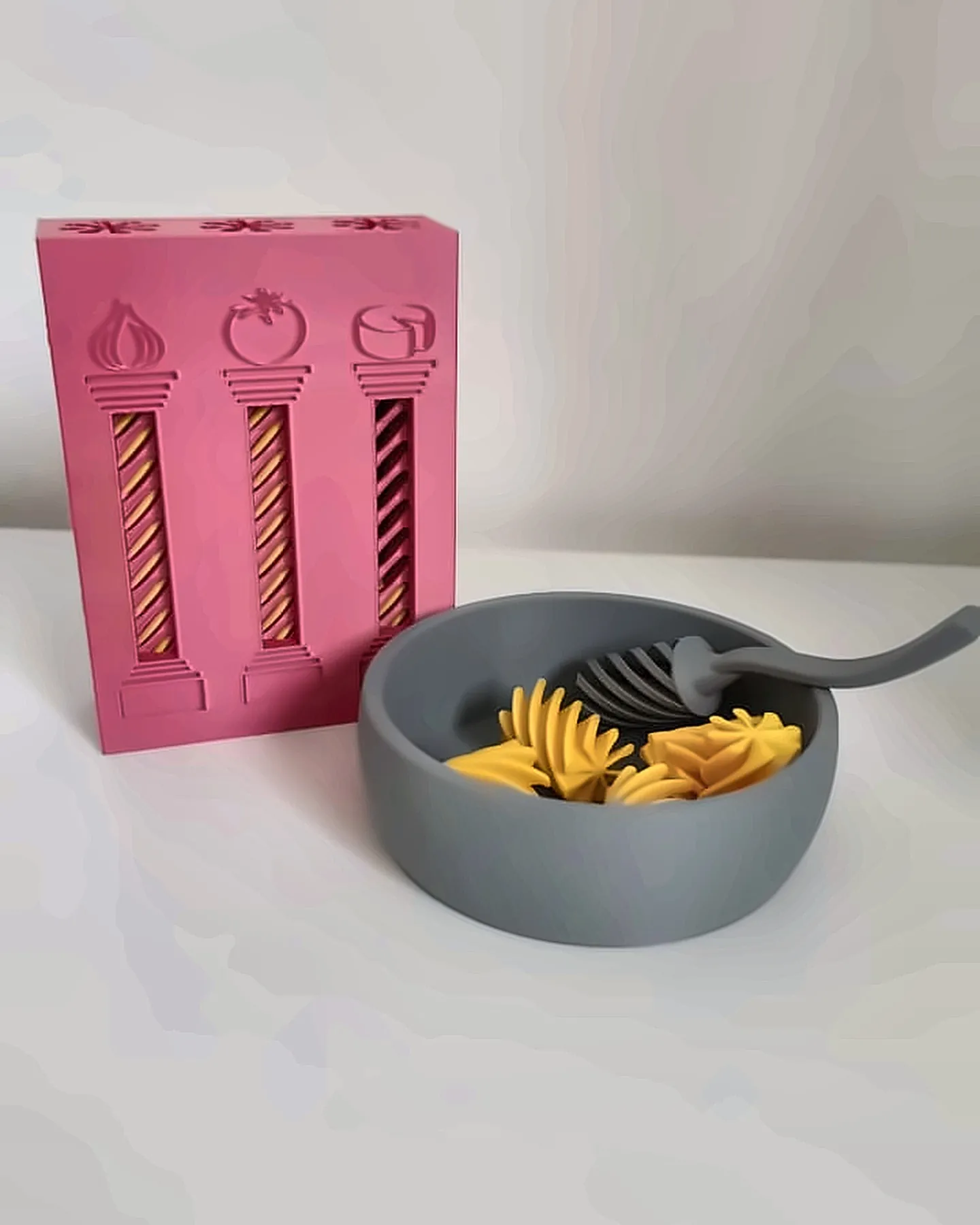 Caixa dispensadora rosa e tigela de massa, impressas em 3D pela Dédalo