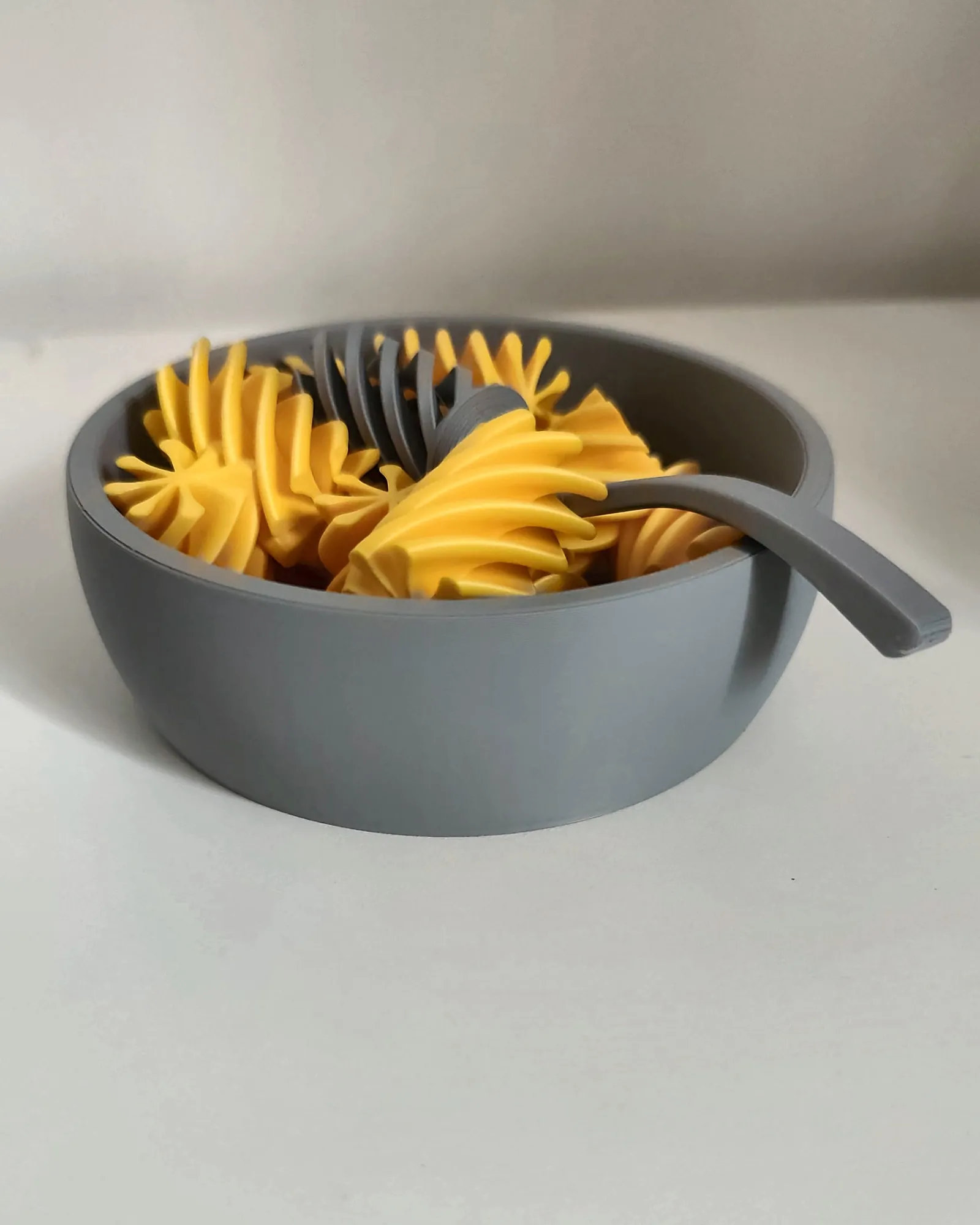 Tigela com a massa em espiral e o garfo, impressos em 3D pela Dédalo