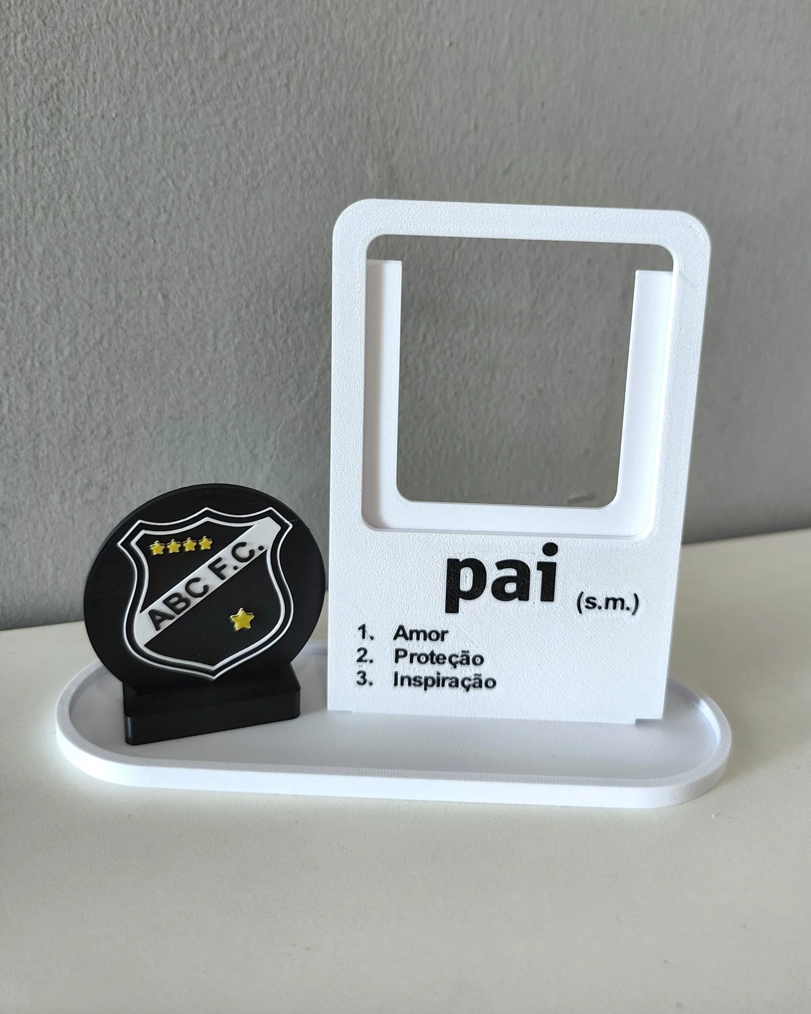 Placa de Dia dos Pais com escudo de time, impressa em 3D pela Dédalo